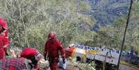 Membros de equipe de resgate em local onde &ocirc;nibus despencou de precip&iacute;cio perto de La Paz
22/04/2019
ABI/Bolivia Information Agency/Divulga&ccedil;&atilde;o via REUTERS  Foto: Reuters