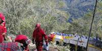 Membros de equipe de resgate em local onde ônibus despencou de precipício perto de La Paz
22/04/2019
ABI/Bolivia Information Agency/Divulgação via REUTERS  Foto: Reuters