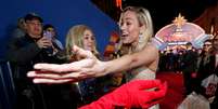 Atriz Brie Larson, cumprimenta fãs em lançamento de "Capitã Marvel", em Los Angeles, Califórnia 22/4/2019. REUTERS/Mario Anzuoni  Foto: Reuters