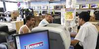 Clientes conversam com vendedor da Casas Bahia. 18/2/2013. REUTERS/ Nacho Doce  Foto: Reuters