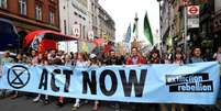 Manifestantes marcham durante protesto do grupo Extinction Rebellion em Londres, no Reino Unido
23/04/2019
REUTERS/Toby Melville  Foto: Reuters