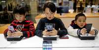 Crianças mexem em telefone celular em loja de Seul
07/01/2019 REUTERS/Kim Hong-Ji  Foto: Reuters