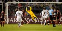 LDU estufa a rede de Diego Alves no segundo gol  Foto: Daniel Tapia / Reuters