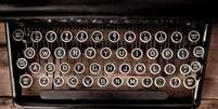 Fotografia do teclado QWERTY em uma máquina de escrever  Foto: Getty Images / BBC News Brasil