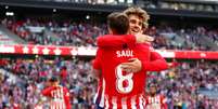 Saul Niguez e Antoine Griezmann celebram gol  Foto: Juan Medina / Reuters