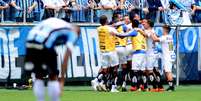 O jogador Eduardo Sasha do Santos comemora gol durante a partida entre Grêmio e Santos, válida pelo Campeonato Brasileiro 2019, na Arena Grêmio, em Porto Alegre (RS), neste domingo (28)  Foto: Ricardo Rímoli / Futura Press