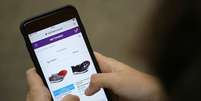 P&aacute;gina principail da Netshoes na internet &eacute; mostrado em smartphone. 17/8/2018. REUTERS/Sergio Moraes/Illustration  Foto: Reuters