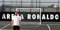 O Corinthians lançou nesta segunda-feira (29), o novo uniforme principal para a temporada 2019/2020, homenagem ao primeiro fardamento utilizado pelo R9 é todo branco com listras finas em cor preto. Na foto ex-jogador Ronaldo,o Fenômeno.  Foto: Sergio Barzaghi / Gazeta Esportiva