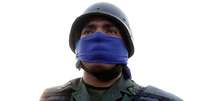 O azul, nos rostos e nos braços, tem sido usado para sinalizar a oposição a Maduro  Foto: EPA / BBC News Brasil