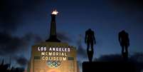 Um letreiro com &#034;LA 2028&#034; é visto no Coliseu e Memorial Esportivo de Los Angeles, sede dos Jogos Olímpicos de 1932  Foto: Lucy Nicholson / Reuters