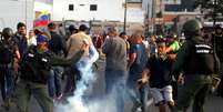 Militar atira bomba de g&aacute;s lacrimog&ecirc;neo  pr&oacute;ximo &agrave; base a&eacute;rea La Carlota em Caracas
30/04/2019
REUTERS/Carlos Garcia Rawlins       Foto: Reuters