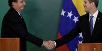 Bolsonaro e Guaidó se cumprimentam na visita do venezuelano ao Brasil  Foto: Ueslei Marcelino / Reuters