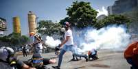 Bomba de gás lacrimogêneo explode entre manifestantes em Caracas
30/04/2019
REUTERS/Ueslei Marcelino  Foto: Reuters
