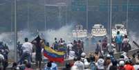 Manifestantantes de oposição enfrentam forças de segurança perto de base aérea em Caracas
30/04/2019
REUTERS/Carlos Garcia Rawlins  Foto: Reuters