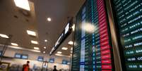 Painel eletr&ocirc;nico mostra dezenas de voos cancelados no Aeroporto Jorge Newbery, em Buenos Aires, por conta da greve geral na Argentina  Foto: Agustin Marcarian / Reuters