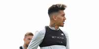 Firmino durante treino da equipe do Liverpool (Foto: AFP)  Foto: LANCE!