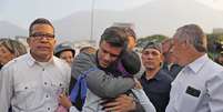 Leopoldo López abraça manifestante após deixar prisão domiciliar  Foto: EPA / Ansa