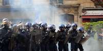 Grupo de choque da polícia francesa diante de protestos no 1º de Maio em Paris.  1/5/2019.  REUTERS/Gonzalo Fuentes   Foto: Reuters