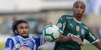 Deyverson (D), do Palmeiras, disputa lance com Apodi, do CSA, em partida v&aacute;lida pela segunda rodada do Campeonato Brasileiro 2019, realizada no Est&aacute;dio Rei Pel&eacute;, Macei&oacute; (AL), nesta quarta-feira (1&ordm;).  Foto: CARLOS EZEQUIEL VANNONI/ELEVEN / Estad&atilde;o Conte&uacute;do