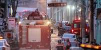 Incêndio em apartamento na Rua das Carmelitas, na Sé, em São Paulo (SP), na madrugada desta sexta-feira (3), deixou um homem ferido. Viaturas do corpo de bombeiros atendiam uma ocorrência de vazamento de gás em uma obra da Comgás na rua Tabatinguera, próximo ao prédio, quando o incêndio começou no apartamento  Foto: Willian Moreira / Futura Press