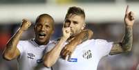 Eduardo Sasha (D), do Santos, comemora com Carlos Sánchez após marcar gol na partida contra o Fluminense, válida pela 2ª rodada do Campeonato Brasileiro 2019, realizada no Estádio Urbano Caldeira, na Vila Belmiro, em Santos, nesta quinta-feira (02)  Foto: GUILHERME DIONíZIO / Estadão