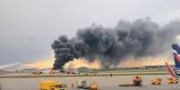 Avião em chamas na pista do aeroporto de Sheremetyevo  Foto: AFP / BBC News Brasil