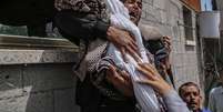 Mulher segura menina de 14 meses morta durante confrontos em Gaza; Israel diz não ter responsabilidade no caso  Foto: EPA / Ansa - Brasil