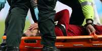 Mohamed Salah retirado de campo de maca após sofrer lesão na cabeça em jogo do Liverpoll
04/05/2019
REUTERS/Scott Heppell  Foto: Reuters