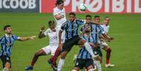 Jogadores disputam lance durante Grêmio e Fluminense, válido pela 3º rodada do Campeonato Brasileiro 2019  Foto: RAUL PEREIRA/FOTOARENA / Estadão Conteúdo