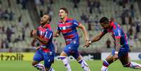 Edinho, do Fortaleza, comemora seu gol durante partida contra o Athlético Paranaense, válida pela segunda rodada do Campeonato Brasileiro 2019, na Arena Castelão  Foto: PEDRO CHAVES/AGIF / Estadão