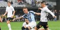 Everton (C), jogador do Grêmio, durante partida contra o Corinthians, válida pela décima nona rodada do Campeonato Brasileiro 2018  Foto: Anderson Rodrigues / Agência F8 / Gazeta Esportiva