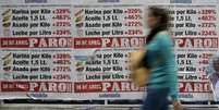 Com a crescente alta da inflação, os argentinos têm tido que dedicar cada vez mais tempo e paciência para encontrar produtos a preços razoáveis  Foto: AFP / BBC News Brasil