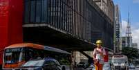 Pessoas usam patinete na Avenida Paulista, na região central de São Paulo  Foto: SUAMY BEYDOUN/AGIF / Estadão Conteúdo