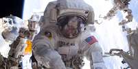 Astronauta da Nasa Peggy Whitson durante caminha espacial a bordo da Estação Espacial Internacional
Nasa/Divulgação via REUTERS  Foto: Reuters