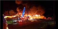 Incêndio em uma concessionária de Ellenville, em Nova York, nos EUA  Foto: Ellenville Fire/YouTube