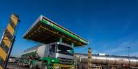 Caminhão-tanque deixa refinaria da Petrobras em Canoas (RS) 
02/05/2019
REUTERS/Diego Vara  Foto: Reuters