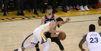 Curry faz jogada individual na partida contra o Portland Trail Blazers  Foto: Cary Edmondson/USA TODAY Sports / via Reuters
