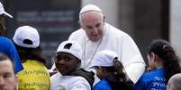 Papa Francisco dá "carona" para crianças refugiadas no Vaticano  Foto: ANSA / Ansa - Brasil