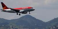 Avião da Avianca Brasil se preapra para pousar no aeroporto Santos Dumont, no Rio de Janeiro. 3/4/2019. REUTERS/Sergio Moraes -   Foto: Sergio Moraes / Reuters