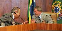 O ex-presidente Luiz Inácio Lula da Silva (d), conversa com o ex-ministro da Casa Civil , José Dirceu, durante reunião ministerial no salão oval do Palácio do Planalto.  Foto: Dida Sampaio / Estadão