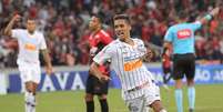 Pedrinho, do Corinthians, comemora seu gol durante partida contra o Athletico Paranaense, válida pela quinta rodada do Campeonato Brasileiro, na Arena da Baixada, em Curitiba (PR)  Foto: Giuliano Gomes / PR Press / Estadão