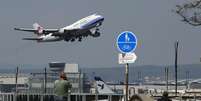 Avião da China Airlines decola do aeroporto de Fraport, em Frankfurt, Alemanha 
06/05/2013
REUTERS/Lisi Niesner  Foto: Reuters