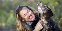 A pesquisadora Tove Fall estudou a relação entre genética e o desejo de ter animais de estimação  Foto: Mikael Wallerstedt/Divulgação / BBC News Brasil