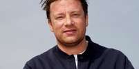 Chef Jamie Oliver posa para foto em Cannes  Foto: Eric Gaillard / Reuters