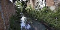 Canos de esgoto e de &aacute;gua em canal no Recife
01/03/2016 REUTERS/Ueslei Marcelino   Foto: Reuters