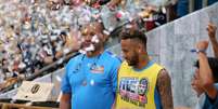 Neymar e o pai durante torneio de futebol em Santos  Foto: Amanda Perobelli / Reuters