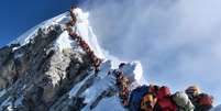 Fila para chegar ao topo do Everest  Foto: Go outside
