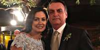 Casamento de Heloísa Wolf e Eduardo Bolsonaro - O presidente Jair Bolsonaro compartilhou foto com a esposa, Michelle, na festa de casamento do filho "03".   Foto: Reprodução/Twitter @jairbolsonaro / Estadão Conteúdo