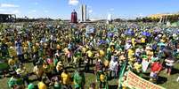 Manifestantes reunidos em frente ao Congresso Nacional, em Brasília  Foto: Evaristo Sa/Getty Images / BBC News Brasil