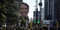 Manifestantes acompanham ato de apoio ao governo Bolsonaro na Avenida Paulista, em São Paulo, na tarde deste domingo (26)  Foto: BRUNO ROCHA/FOTOARENA / Estadão Conteúdo